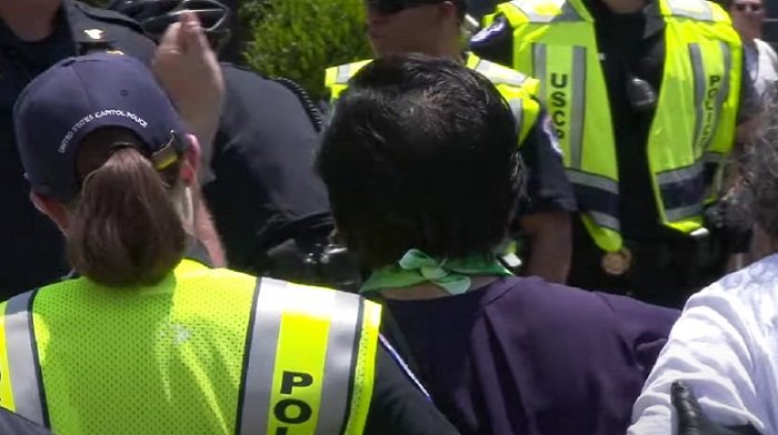 La representante demócrata Judy Chu es arrestada en el Capitolio durante una protesta a favor del aborto; es la segunda vez que la arrestan