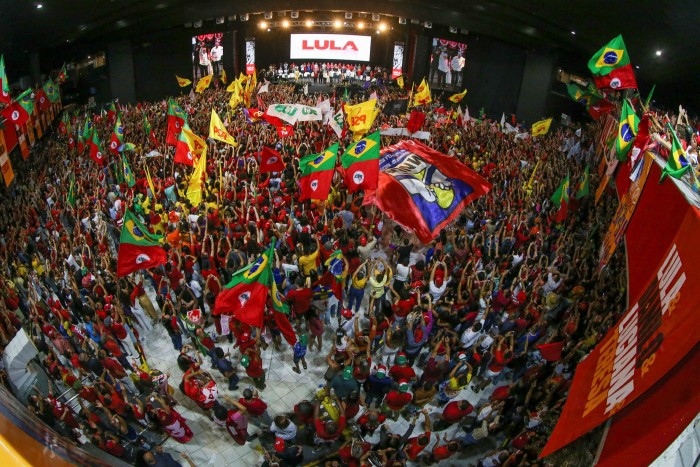 Personas en un acto de campaña del candidato presidencial Luiz Inácio Lula da Silva