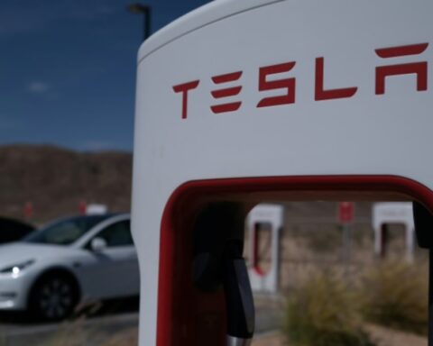 Las entregas de Tesla caen con el cierre temporal de la fábrica de China