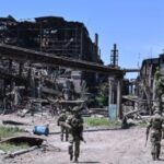 Militares rusos patrullan cerca de la planta siderúrgica Azovstal en Mariupol, Ucrania, el 13 de junio de 2022.