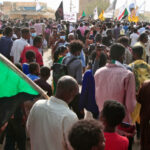 Miles de manifestantes en Jartum contra el gobierno militar, las autoridades disparan gases lacrimógenos