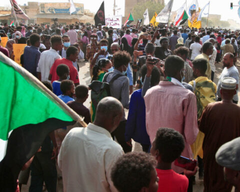 Miles de manifestantes en Jartum contra el gobierno militar, las autoridades disparan gases lacrimógenos