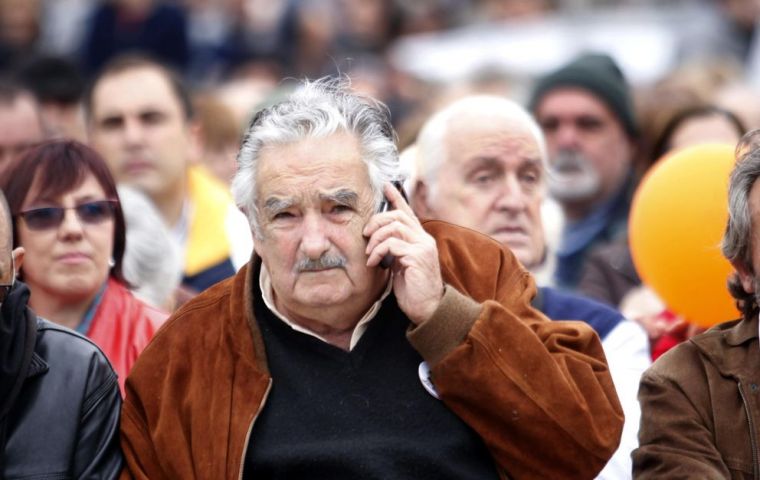 “El narcotráfico es peor que la droga porque nos llena de violencia y corrupción”, argumentó Mujica