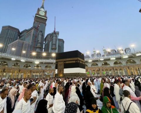 Peregrinos musulmanes acuden a La Meca para el primer haj pospandemia