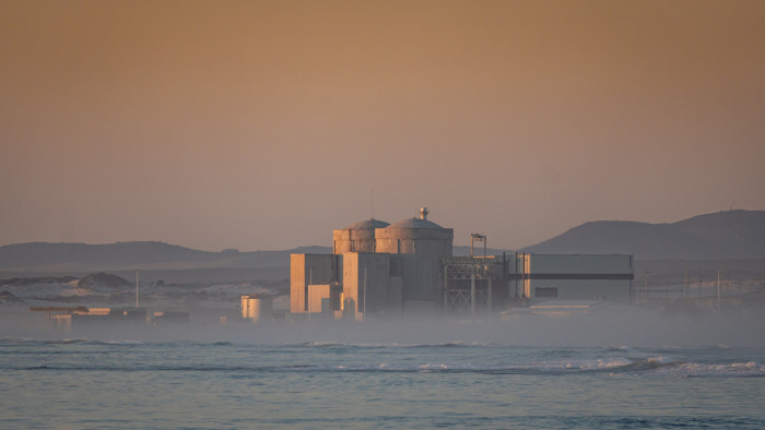 Central nuclear Koeberg de Eskom en Ciudad del Cabo, Sudáfrica.  © hijackhippo/123rf.com