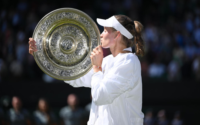 Rybakina lucha contra Jabeur para ganar el título de Wimbledon