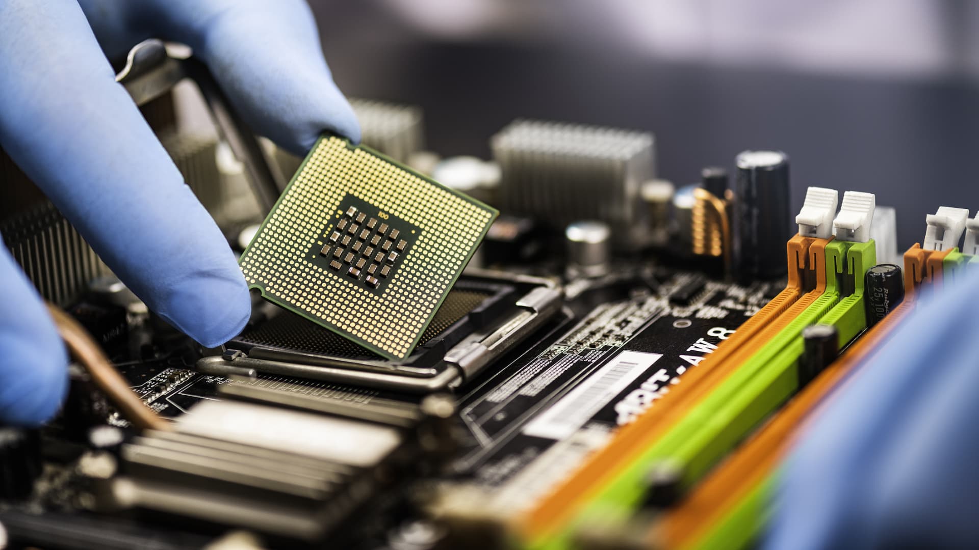 Senado avanza proyecto de ley de semiconductores para competir con China