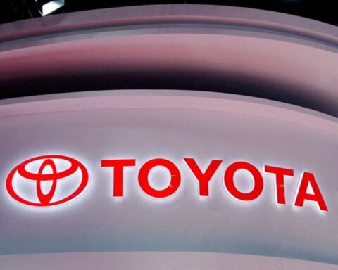 Toyota presenta su primer automóvil híbrido de mercado masivo para India y mercados emergentes