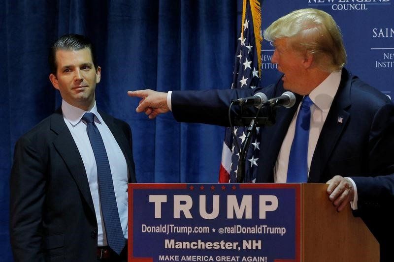 Trump se quitó a sí mismo y a Don Jr. de la junta directiva de su compañía de redes sociales justo antes de que llegaran los federales