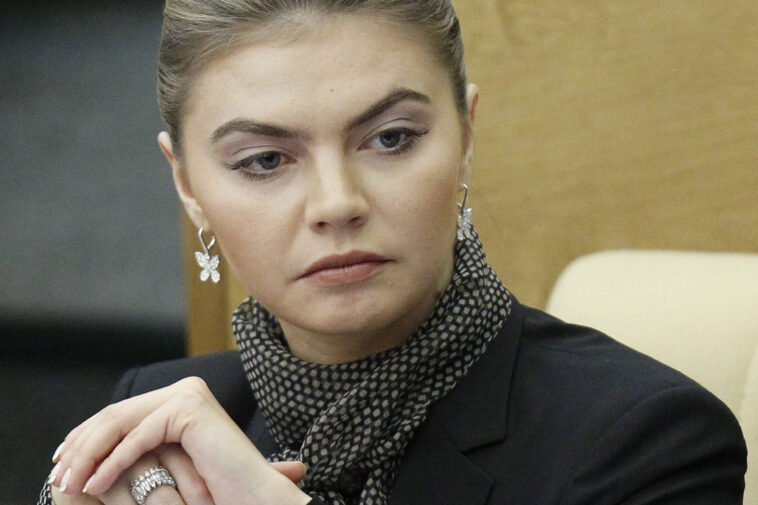 Alina Kabayeva se sienta en la cámara baja del parlamento en Moscú el 13 de enero de 2012.