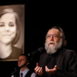 El politólogo e ideólogo ruso Alexander Dugin pronuncia un discurso durante un servicio conmemorativo para su hija Darya Dugina, en Moscú, Rusia, el 23 de agosto.