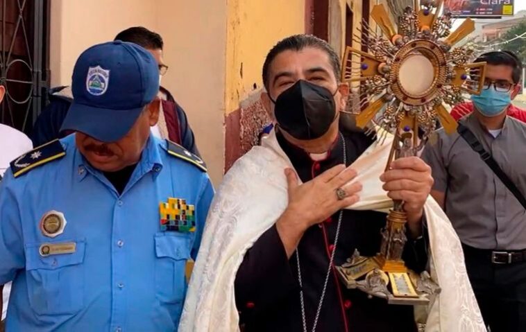 El obispo Álvarez y otras 8 personas fueron detenidos.