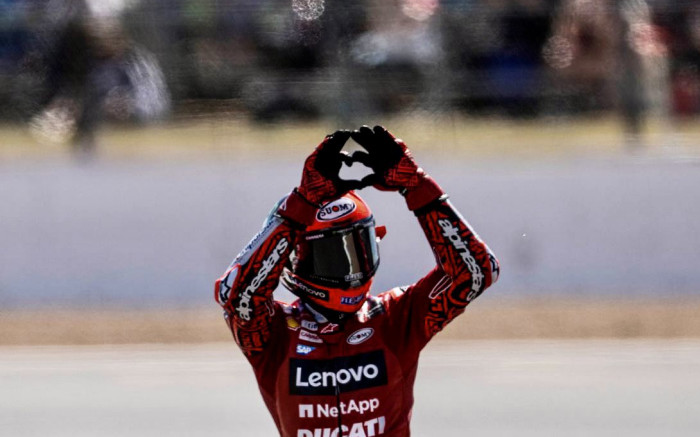 Bagnaia gana en Silverstone, el pole-sitter Zarco va de 'héroe a cero'