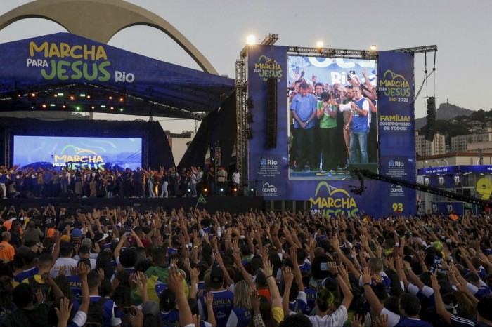 El líder evangélico Silas Malafaia reza mientras el presidente de Brasil, Jair Bolsonaro, y su esposa, Michelle Bolsonaro, asisten a la Marcha por Jesús en Río de Janeiro el 13 de agosto de 2022.