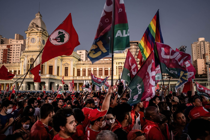 Partidarios de Lula se reúnen con banderas en Belo Horizonte a principios de este mes para el primer mitin oficial de la campaña electoral del expresidente.