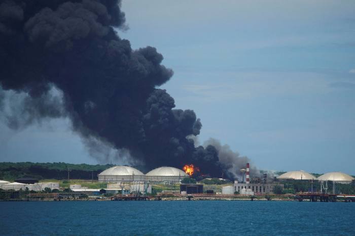 Bomberos combaten incendio en instalación petrolera cubana