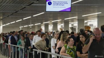 Comentario: En medio de las cancelaciones de vuelos y el caos en los aeropuertos, ¿vale la pena viajar en este momento?