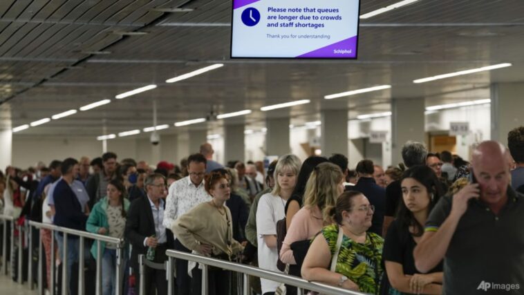 Comentario: En medio de las cancelaciones de vuelos y el caos en los aeropuertos, ¿vale la pena viajar en este momento?