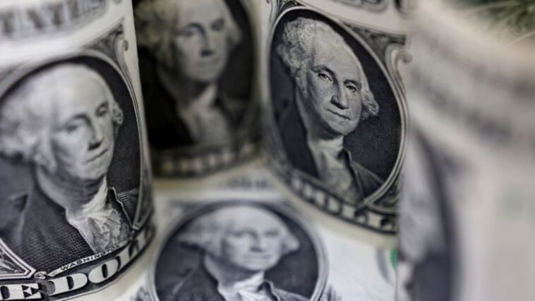Dólar toca máximo de 5 semanas por postura agresiva de Fed antes de Jackson Hole