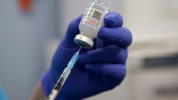 El Reino Unido se convierte en la primera nación en aprobar la vacuna Covid-19 dirigida tanto a Omicron como a la cepa original |  CNN