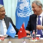 El ministro de Defensa de Turquía, Hulusi Akar (derecha), y el secretario general de las Naciones Unidas, Antonio Guterres (izquierda), celebraron una conferencia de prensa conjunta el sábado.