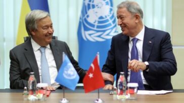 El ministro de Defensa de Turquía, Hulusi Akar (derecha), y el secretario general de las Naciones Unidas, Antonio Guterres (izquierda), celebraron una conferencia de prensa conjunta el sábado.