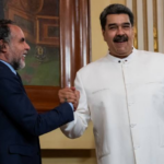 Armando Benedetti le da la mano a Nicolás Maduro