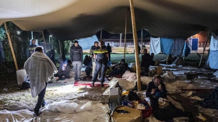 El primer ministro holandés "avergonzado" por las fallas en el asilo mientras MSF interviene