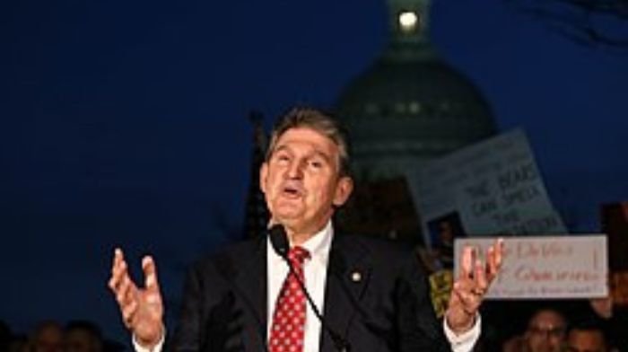 El senador Joe Manchin jura que la 'Ley de Reducción de la Inflación' no aumentará los impuestos a los estadounidenses a pesar de todas las señales de que lo hará