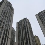 En dos ciudades chinas, se les dijo a los funcionarios que ayudaran a deshacerse de las casas sin vender