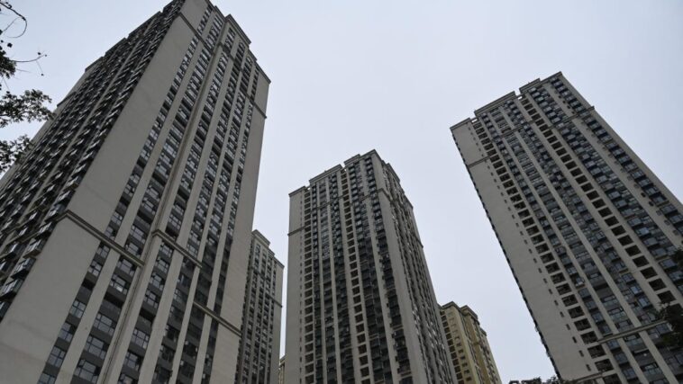 En dos ciudades chinas, se les dijo a los funcionarios que ayudaran a deshacerse de las casas sin vender