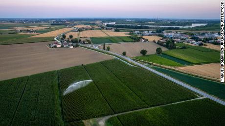 Sistemas de riego en un campo de maíz en Castelnovo Bariano, Italia.