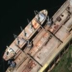 Las imágenes de satélite parecen mostrar barcos rusos cargando grano ucraniano en Crimea.