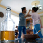 Frenar el abuso de alcohol del público, ya que es responsabilidad de los comerciantes de licores