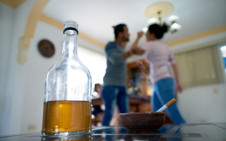 Frenar el abuso de alcohol del público, ya que es responsabilidad de los comerciantes de licores