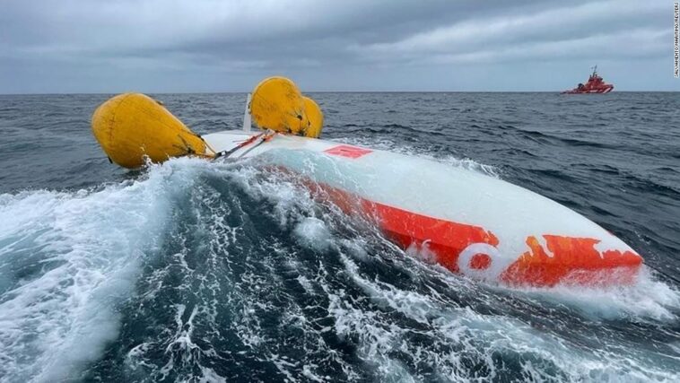 Hombre sobrevive 16 horas atrapado en velero volcado