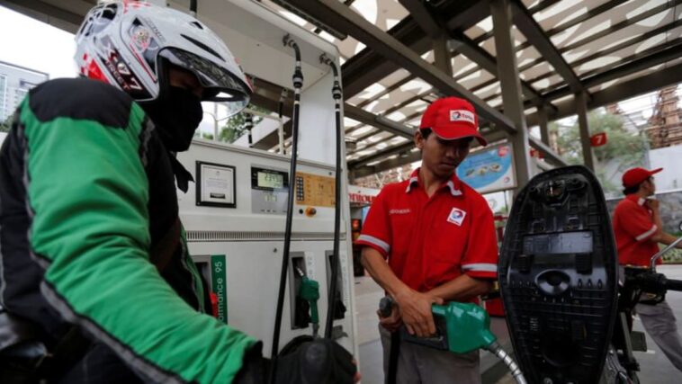 Indonesia planea subir el precio del combustible este mes: medios