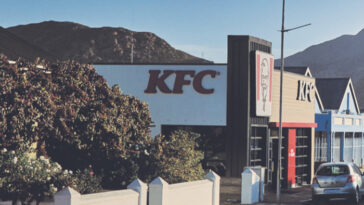 KFC contrata a un investigador privado para desenmascarar a un presunto inspector de alimentos falso