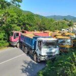 Se ven camiones bloqueando la carretera cerca del cruce fronterizo de Jarinje en Mitrovica, Kosovo, el 1 de agosto.