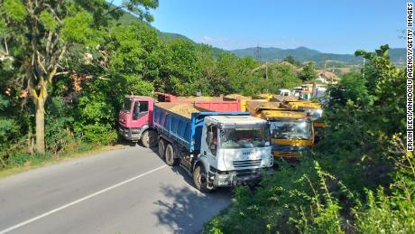 Se ven camiones bloqueando la carretera cerca del cruce fronterizo de Jarinje en Mitrovica, Kosovo, el 1 de agosto.