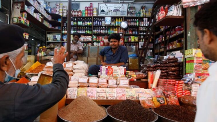 La inflación anual de Pakistán sube al máximo de 14 años al 24,9 % en julio