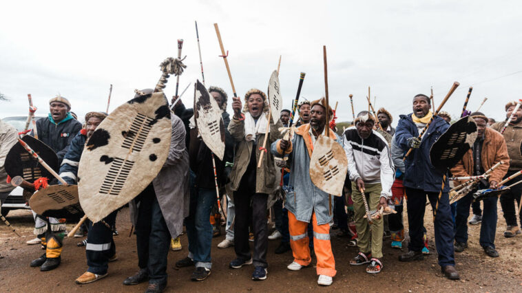 La nación zulú de Sudáfrica corona a un nuevo rey en medio de una amarga batalla judicial