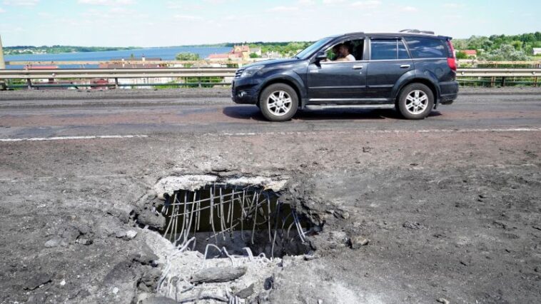 Las tropas rusas en el sur de Ucrania apretaron mientras Kyiv aumenta los ataques en puentes y depósitos de municiones |  CNN