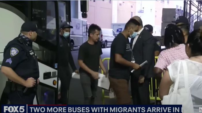 Los liberales 'compasivos' se asustan por los autobuses llenos de inmigrantes ilegales enviados a ciudades santuario como Nueva York, DC