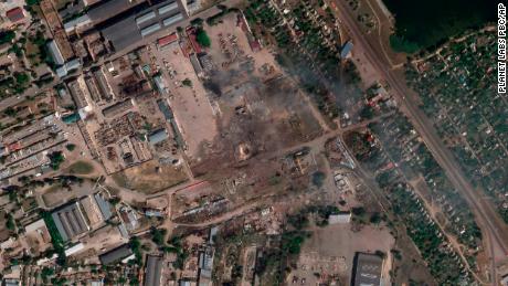 Esta imagen satelital de Planet Labs PBC muestra las secuelas de un ataque ucraniano en lo que dijo que era un depósito de municiones ruso en Nova Kakhovka.