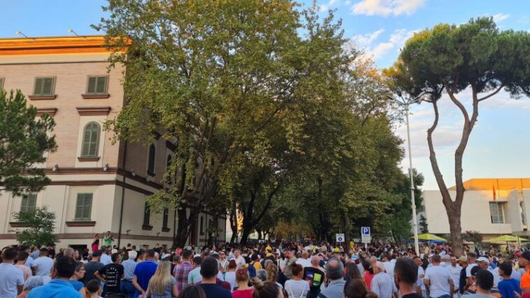 Manifestantes en Tirana arrojan pintura roja al Ministerio del Interior por la muerte de una niña de siete años