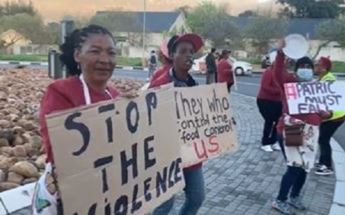 Mujeres de Ciudad del Cabo protestan contra la violencia de género y el aumento del desempleo