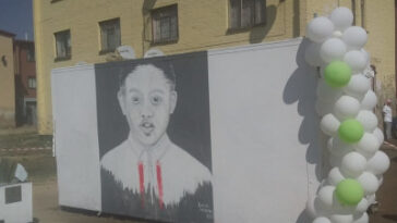 Un muro de recuerdo en honor a Nathaniel Julies en el lugar donde fue asesinado.  Imagen: EWN/Dominic Majola.