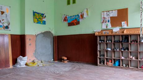 Se ve una pared reparada en la escuela número 17 de Irpin en agosto.