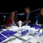 Rusia, que planea hacerlo solo, presenta modelo de nueva estación espacial